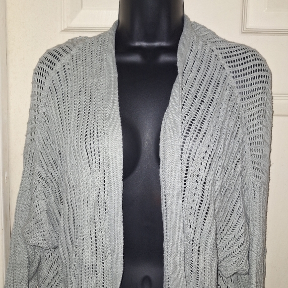 Express thin sweater 3/4 sleeve no buttons or snaps size medium - Picture 2 of 5
